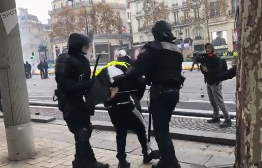 Pháp: Cảnh sát Paris bắt giữ hơn 100 người trong cuộc biểu tình của phe "Áo vàng"