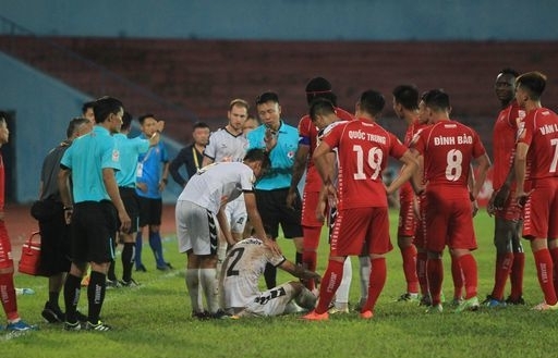 Bạo lực sân cỏ: Chẳng phải “bầu” nào cũng giống bầu Đức