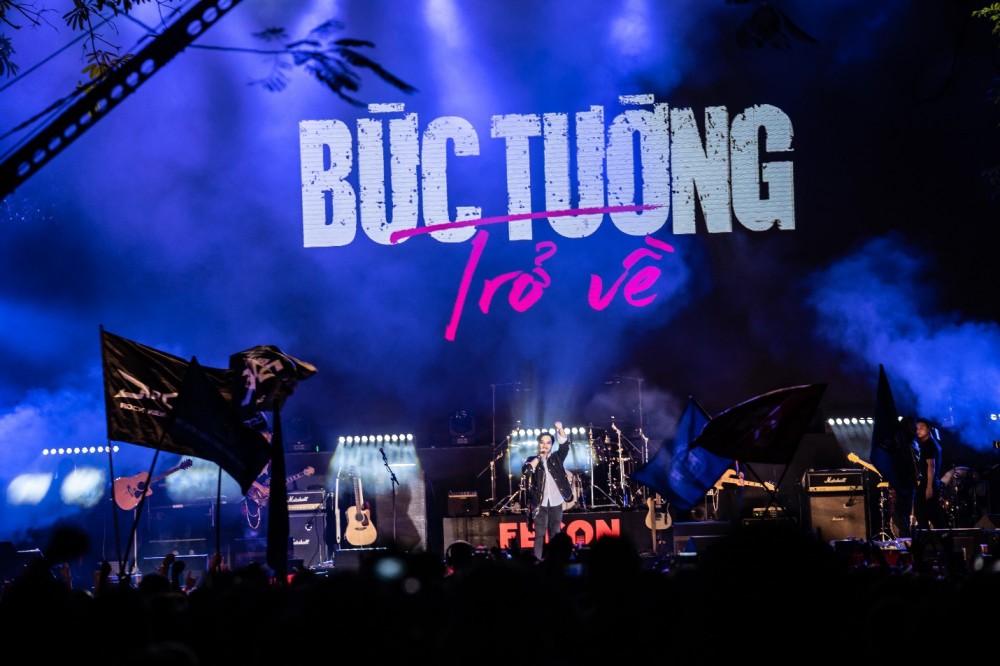 Hàng nghìn khán giả đội mưa 'cháy' hết mình ở đêm nhạc 'Bức tường trở về'