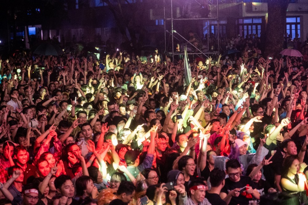 Liveshow bắt đầu lúc 19h30, ban nhạc đã thổi bùng không khí khuôn viên Đại học Xây dựng bằng loạt ca khúc gắn với tên tuổi nhóm như: Ra khơi, Tâm hồn của đá, Người đàn bà hóa đá... (Nguồn: Dân trí)