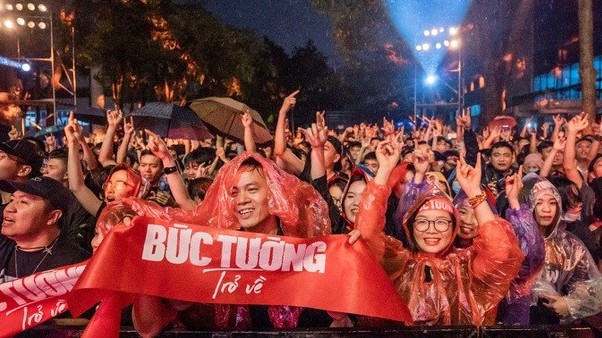 Hàng nghìn khán giả đội mưa 'cháy' hết mình ở đêm nhạc 'Bức tường trở về'