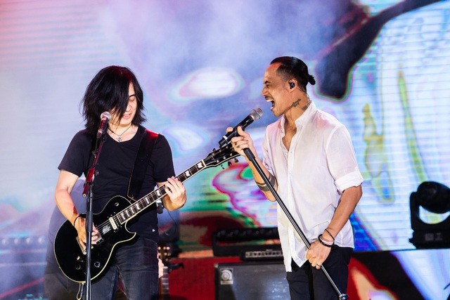 Rocker Phạm Anh Khoa kết hợp với Nguyễn Hoàng - thành viên sáng lập Bức Tường cùng Trần Tuấn Hùng - trong bản mash-up Mắt đen, Bông hồng thủy tinh, tạo cảm xúc mới lạ. (Nguồn: Dân trí)