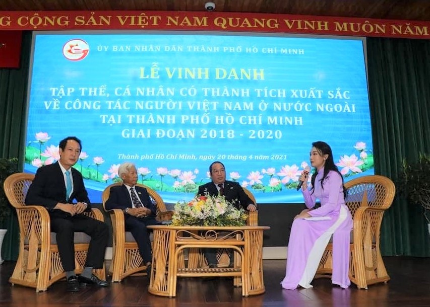 Kiều bào Steve Bùi (ở giữa) giao lưu tại Lễ vinh danh. (Ảnh Minh Hoàng) Kiều bào Steve Bùi (ở giữa) giao lưu tại Lễ vinh danh. (Ảnh Minh Hoàng)