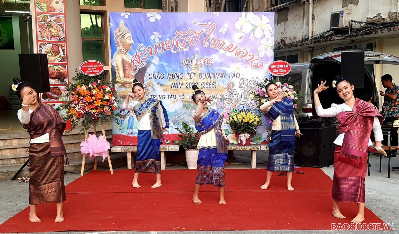 Rộn ràng chào mừng Tết Bunpimay Lào năm 2022 Rộn ràng chào mừng Tết Bunpimay Lào năm 2022