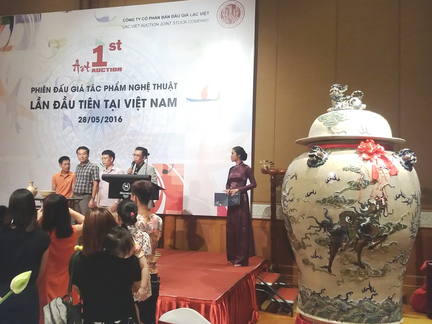 Phiên đấu giá nghệ thuật đầu tiên: 6,05 tỷ đồng cho đôi chóe Bát Tràng
