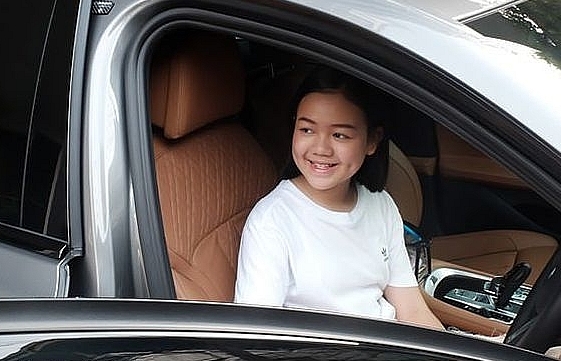 Chuyên gia trang điểm 12 tuổi tự mua siêu xe trị giá 4,5 tỷ đồng