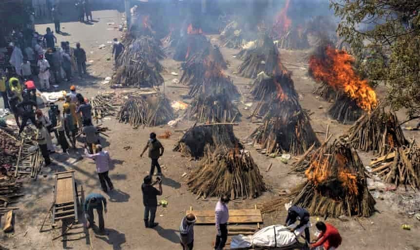 Những giàn hỏa táng nạn nhân Covid-19 tại một địa điểm hỏa táng hàng loạt được tạo ra ở New Delhi. (Nguồn: AP) Những giàn hỏa táng nạn nhân Covid-19 tại một địa điểm hỏa táng hàng loạt được tạo ra ở New Delhi. (Nguồn: AP)