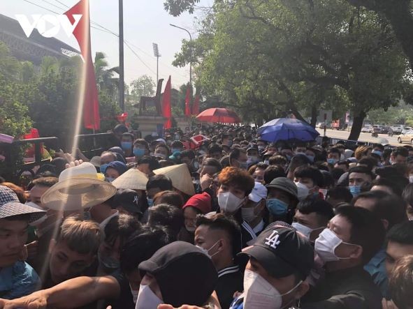 Các khán giả vất vả chen vào phía trong khuôn viên nhà thi đấu với hy vọng sở hữu tấm vé cổ vũ thầy trò HLV Park Hang Seo. (Nguồn: VOV)