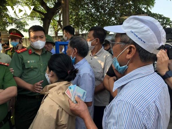 Ban Tổ chức liên tục thông báo những người không mua được vé thông cảm có thể theo dõi trận đấu qua truyền hình trực tiếp. (Nguồn: VOV)