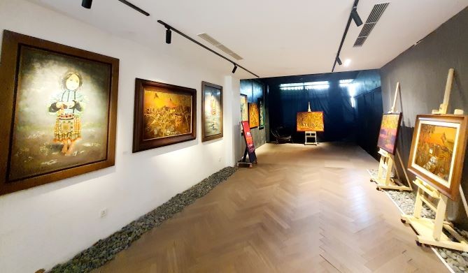 Góc không gian của triển lãm 'Sơn ta +'. (Ảnh: Mạnh Cường)