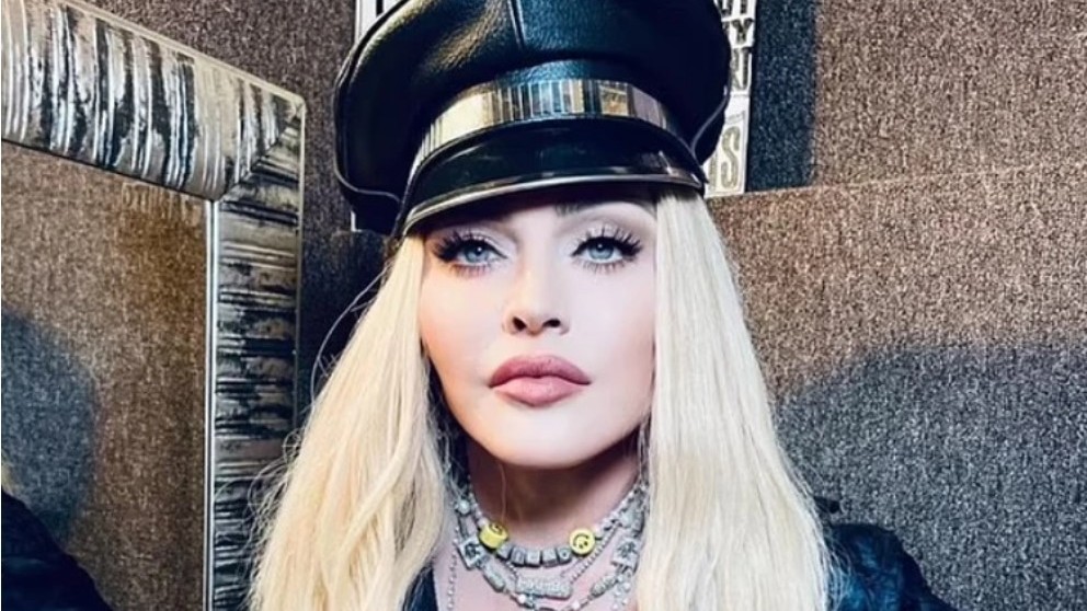 Công chúng mong Madonna hãy... già đi 'có tự trọng'