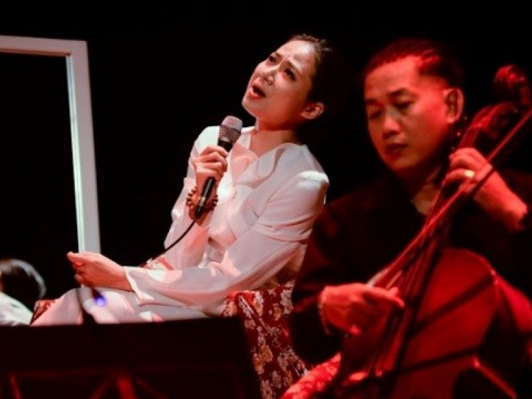 Giang Trang – “Nguyệt Hạ”: “Những người đến không vì mong”