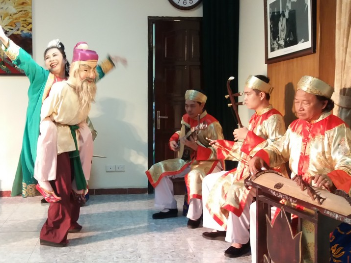 Cán bộ nữ Bộ Ngoại giao tìm hiểu nghệ thuật Tuồng