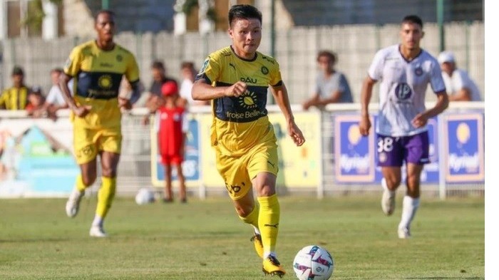Quang Hải sáng cửa đá chính ở Pau FC