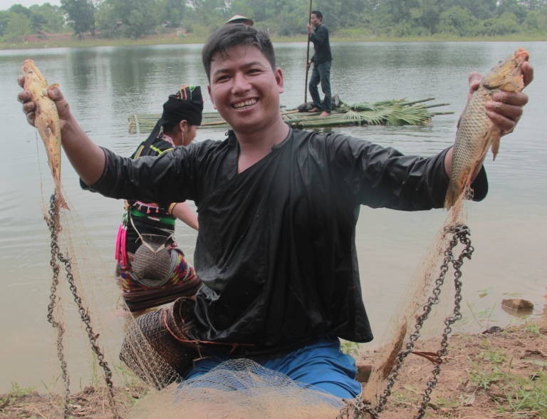 Tái hiện hoạt động đánh bắt cá của đồng bào Khơ Mú