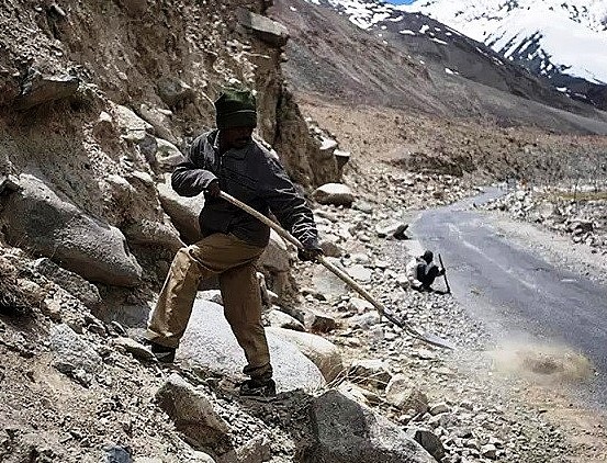 Công nhân lao động cực nhọc trên một trong những con đường cao nhất thế giới