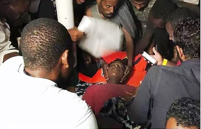 Nhiều người di cư nhảy khỏi tàu cứu hộ gần hải cảng của Italy