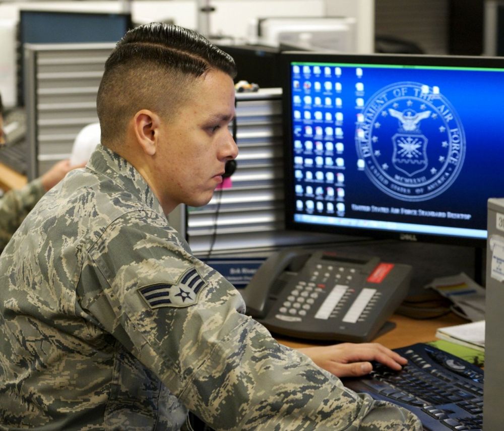 my phat trien he thong khong gian mang nhu mot kieu vu khi bi mat trong tuong lai