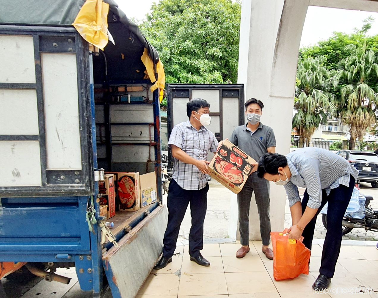 4.	Ban tổ chức đã trao hơn 420 suất quà trị giá hơn 200 triệu đồng cho các sinh viên quốc tế của các nước: Cambodia, Lào, Mongolia, Mozambique, Srilanca, Ucraina. Đây là cảnh thầy và trò trường Đại học Kiến trúc đang chuyển những suất quà xuống xe giúp Ban Tổ chức. (Ảnh: MH)