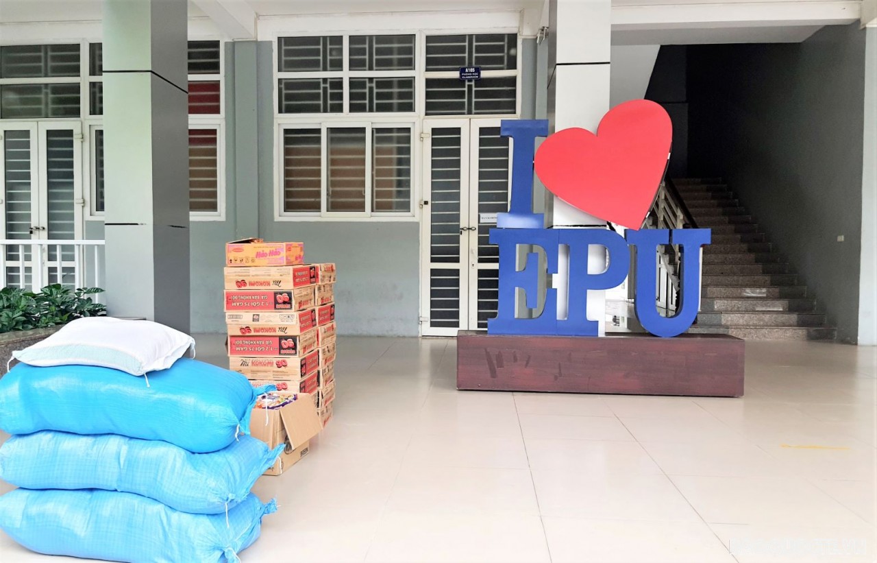 Hỗ trợ sinh viên quốc tế: Không chỉ là quà, mà là trao gửi yêu thương