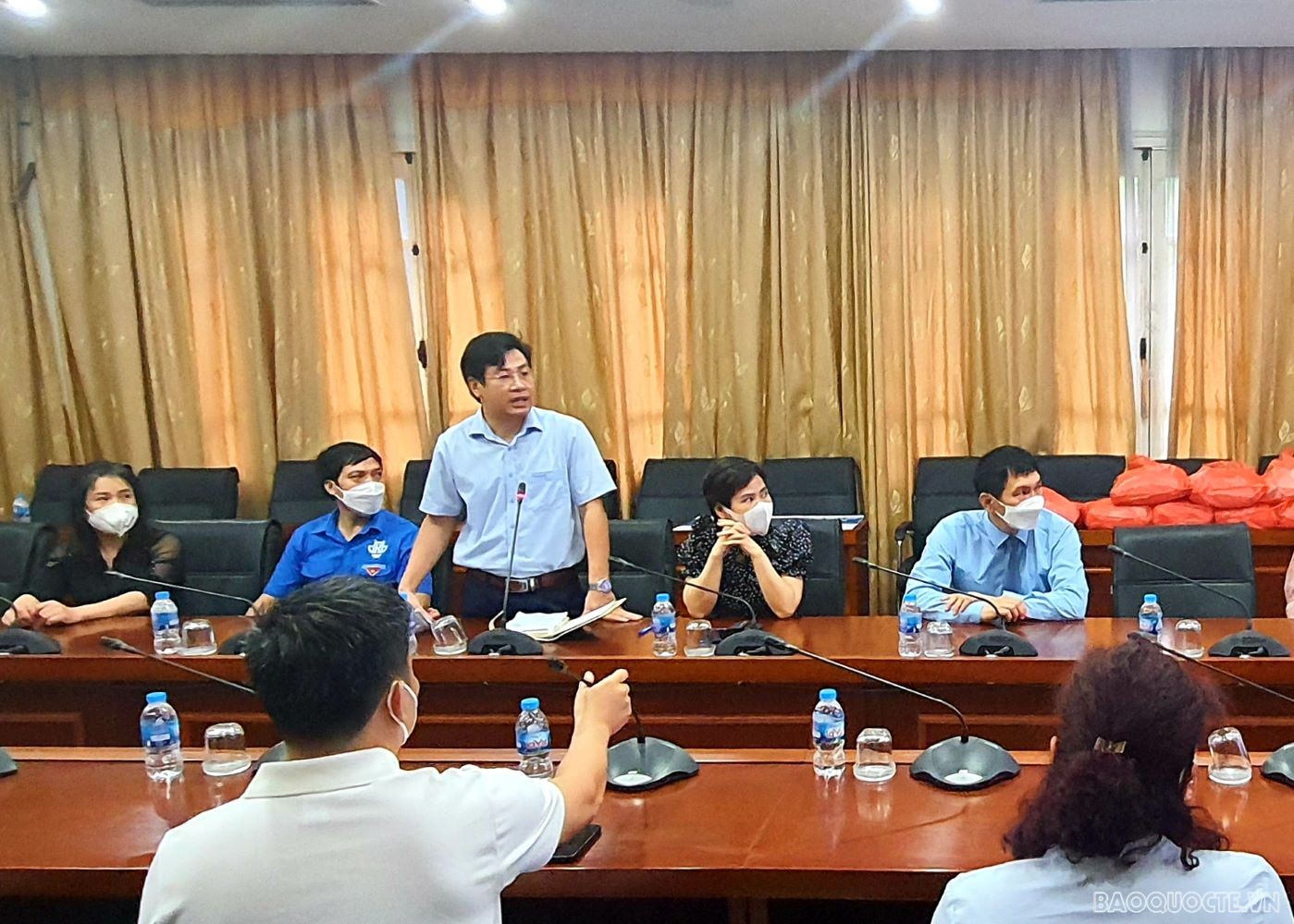 Thầy Phạm Đình Khuê, Trưởng phòng Chính trị và Công tác sinh viên Trường Đại học Kiến Trúc đã cảm ơn món quà ý nghĩa và không quên dặn dò và động viên các em sinh viên quốc tế Cambodia, Lào và Mông Cổ đang theo học ở Trường rằng: “Làm tốt công tác phòng chống dịch, các em cũng như các sinh viên Việt Nam đã là những chiến sỹ trên mặt trận chống giặc Covid-19, giúp chúng tôi đẩy lùi dịch bệnh.”