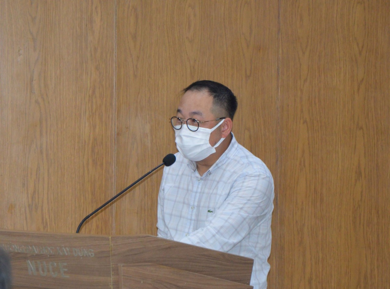 Không chỉ là qu3.	Ông Steve Bùi, Chủ tịch của Quỹ Steve Bùi & Friends Foundation phát biểu tại trường Đại học Xây dựng: “Đợt bùng phát dịch bệnh lần thứ 4 này đã ảnh hưởng nghiêm trọng đến mọi mặt đời sống, kinh tế, xã hội. Hoạt động giáo dục, đào tạo bị tác động không kém. Thấu hiểu những khó khăn mà sinh viên quốc tế tại Việt Nam trải qua gần 2 năm chưa được về nước thăm gia đình, người thân, khiến chúng tôi - những Việt kiều đã từng sinh sống và làm việc tại nước ngoài thấu hiểu hơn bao giờ hết.”. (Ảnh: Cẩm Lai)à, mà là trao gửi yêu thương