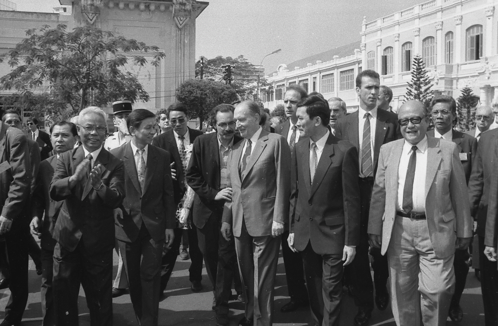 Tổng thống Pháp Francois Mitterand đến TPHCM 12.02.1992. (Nguồn: Sở Ngoại vụ TP Hồ Chí Minh) Sở Ngoại vụ Tp. HCM: 45 năm hình thành và phát triển - 45 năm tiếp nối tự hào