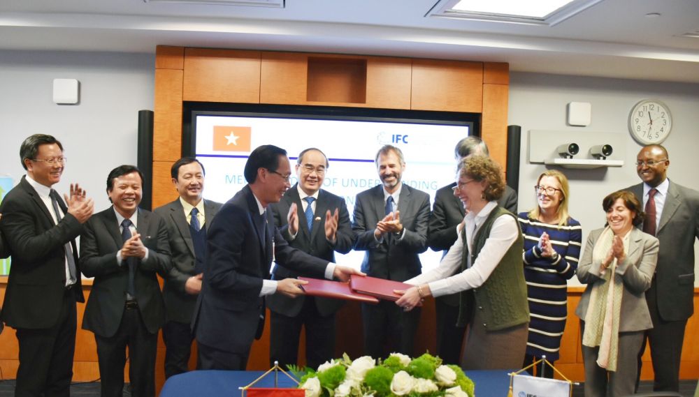 Lãnh đạo UBND TPHCM ký kết Bản Ghi nhớ với lãnh đạo Tổ chức Tài chính Quốc tế (IFC). (Nguồn: Sở Ngoại vụ TP Hồ Chí Minh) Sở Ngoại vụ Tp. HCM: 45 năm hình thành và phát triển - 45 năm tiếp nối tự hào