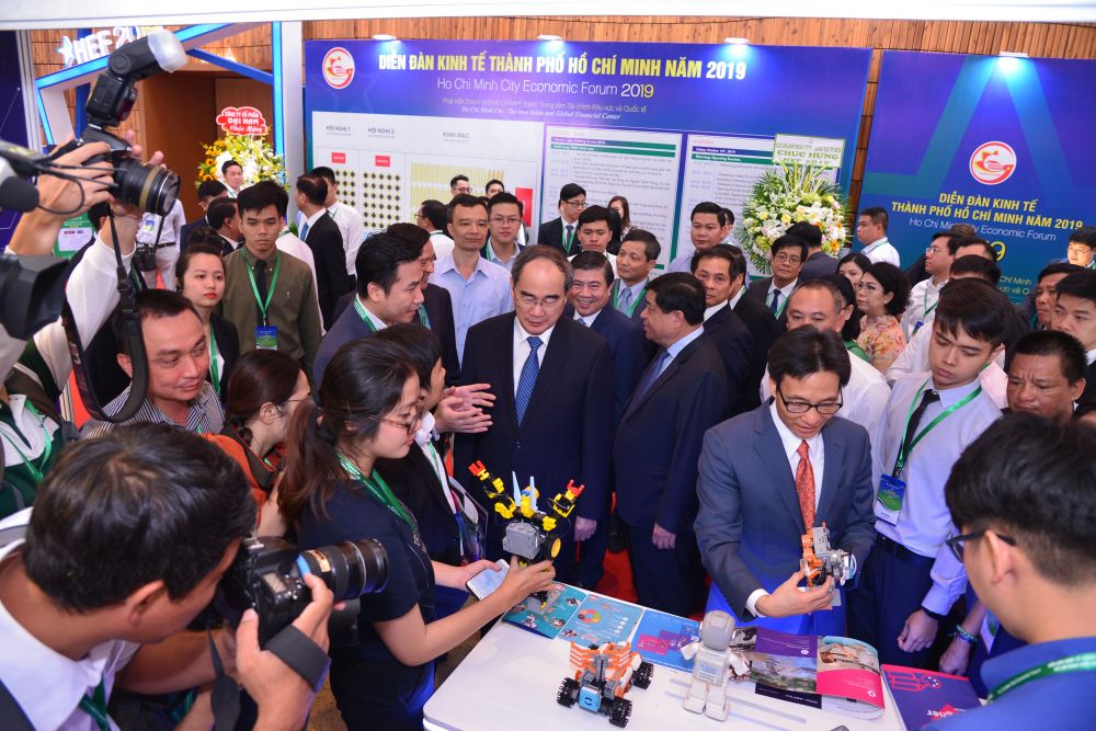 Phó Thủ tướng Vũ Đức Đam cùng Lãnh đạo TP tại Diễn đàn Kinh tế TPHCM 2019. (Nguồn: Sở Ngoại vụ TP Hồ Chí Minh) Sở Ngoại vụ Tp. HCM: 45 năm hình thành và phát triển - 45 năm tiếp nối tự hào