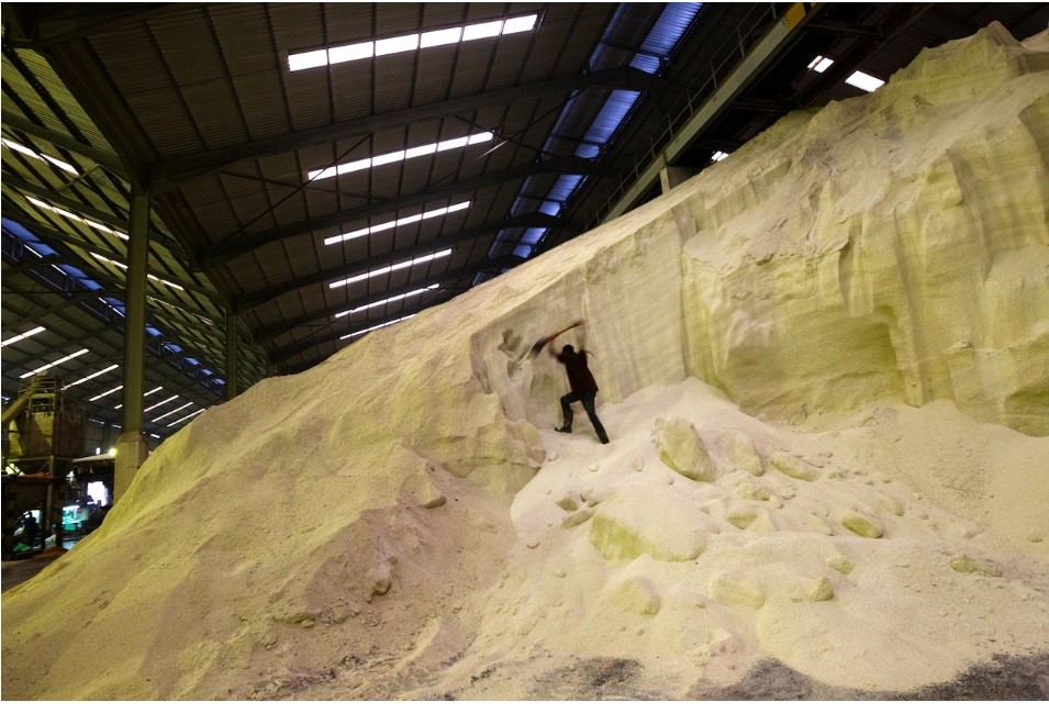 LHQ nỗ lực tìm giải pháp giảm giá thành phân bón toàn cầu. Hình ảnh Phân bón được pha trộn tại Golden Fertilizers ở Lagos, Nigeria. Các chuyên gia cho biết tình trạng thiếu phân bón đang đe dọa sự phát triển của cây trồng trên thế giới và có thể dẫn đến tình trạng mất an ninh lương thực. (Nguồn: nationalgeographic)