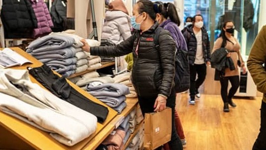 Người Mỹ đang tiêu dùng nhiều hơn, bất chất lạm phát tăng cao