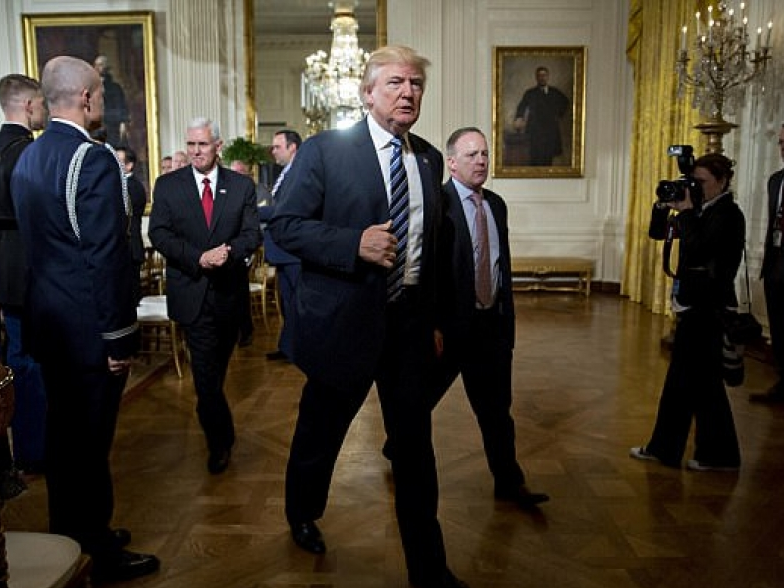 Ông Spicer tiết lộ "thâm cung, bí sử" Nhà Trắng qua hồi ký