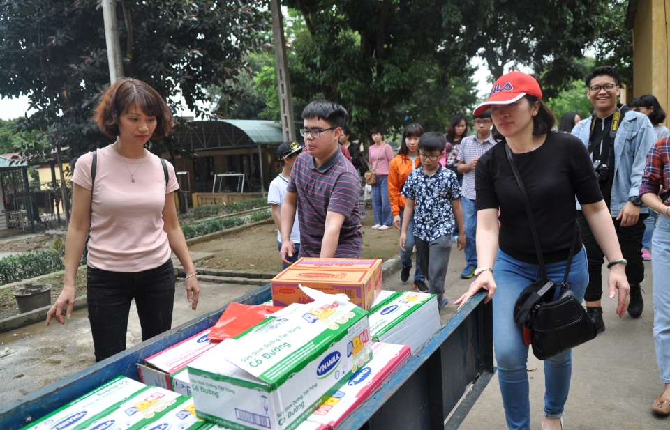 Cục Quản trị Tài vụ trao quà từ thiện cho người già và trẻ khuyết tật tại Ba Vì