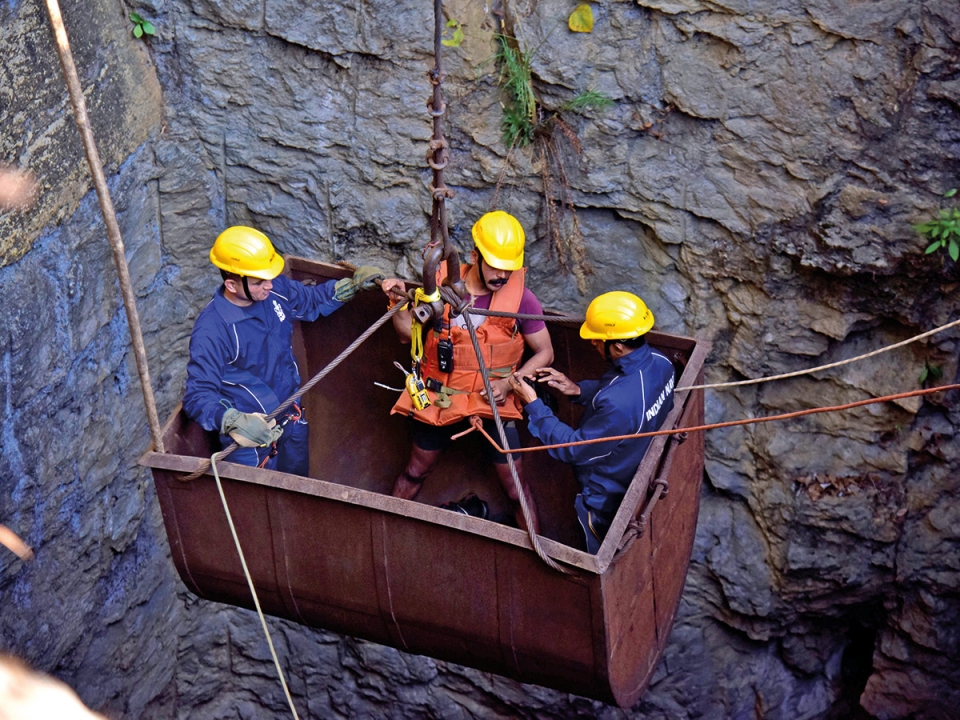 Ấn Độ tìm cách giải cứu 15 công nhân mắc kẹt 17 ngày trong hầm mỏ ngập nước an do tim cach giai cuu 15 cong nhan mac ket 17 ngay trong ham mo ngap nuoc
