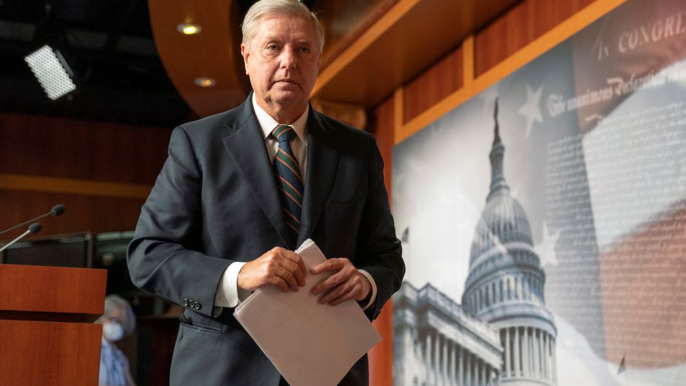 (1.9) Thượng Nghị sỹ Lindsey Graham, dù phủ nhận nỗ lực thách thức ông Joe Biden, song vẫn duy trì ủng hộ đối với ông Donald Trump. (Nguồn: AP)