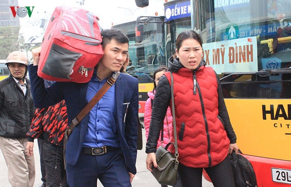 Người dân đổ về Hà Nội sau kỳ nghỉ Tết Nguyên Đán