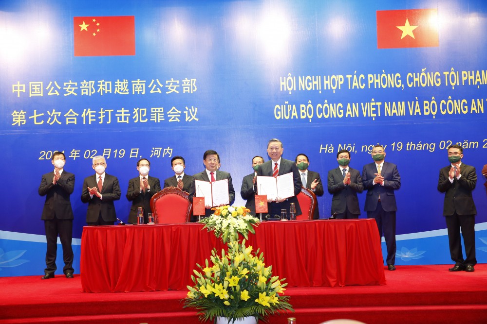 Bộ trưởng Bộ Công an Việt Nam Tô Lâm và Bộ trương Bộ Công an Trung Quốc Triệu Khắc Chí ký Biên bản hội nghị. (Nguồn; Công an Nhân dân) Bộ trưởng Bộ Công an Việt Nam Tô Lâm và Bộ trương Bộ Công an Trung Quốc Triệu Khắc Chí ký Biên bản hội nghị. (Nguồn; Công an Nhân dân)