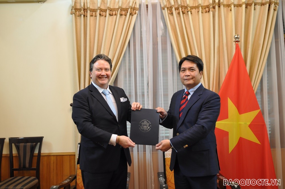 (02.07) Đại sứ Hoa Kỳ tại Việt Nam Marc Knapper trao bản sao Thư ủy nhiệm bổ nhiệm Đại sứ cho Cục trưởng Cục Lễ tân Nhà nước, Đại sứ Nguyễn Việt Dũng. (Ảnh: Minh Quân) (02.07) Đại sứ Hoa Kỳ tại Việt Nam Marc Knapper trao bản sao Thư ủy nhiệm bổ nhiệm Đại sứ cho Cục trưởng Cục Lễ tân Nhà nước, Đại sứ Nguyễn Việt Dũng. (Ảnh: Minh Quân)
