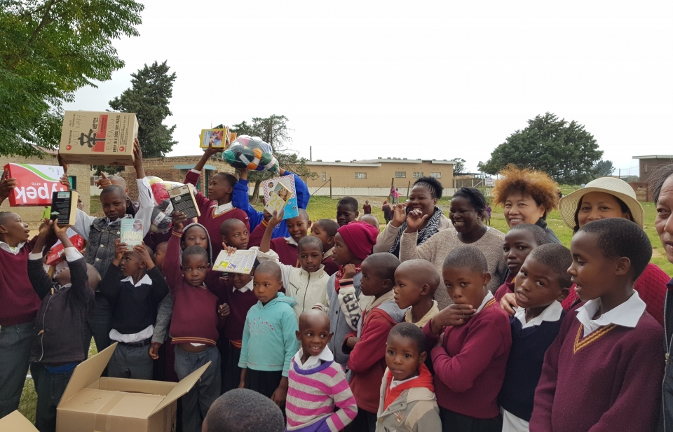 Đoàn cán bộ ngoại giao Việt Nam thăm và làm từ thiện tại Lesotho