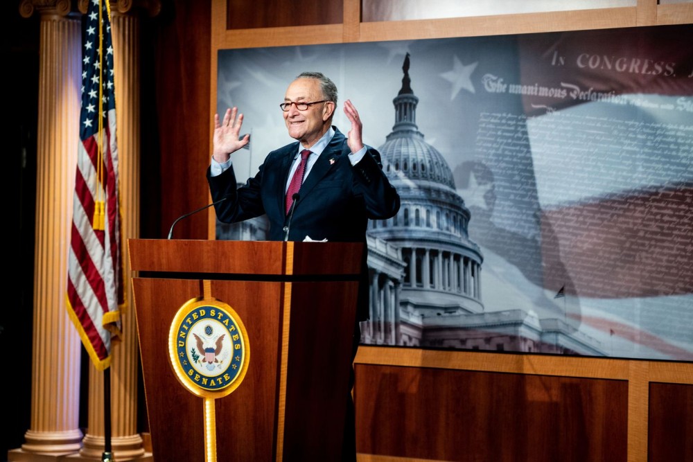 Thượng Nghị sỹ đảng Dân chủ bang New York Chuck Schumer phát biểu sau khi dự thảo về gói cứu trợ 1.900 tỷ USD được thông qua. (Nguồn: Reuters) Thượng Nghị sỹ đảng Dân chủ bang New York Chuck Schumer phát biểu sau khi dự thảo về gói cứu trợ 1.900 tỷ USD được thông qua. (Nguồn: Reuters)