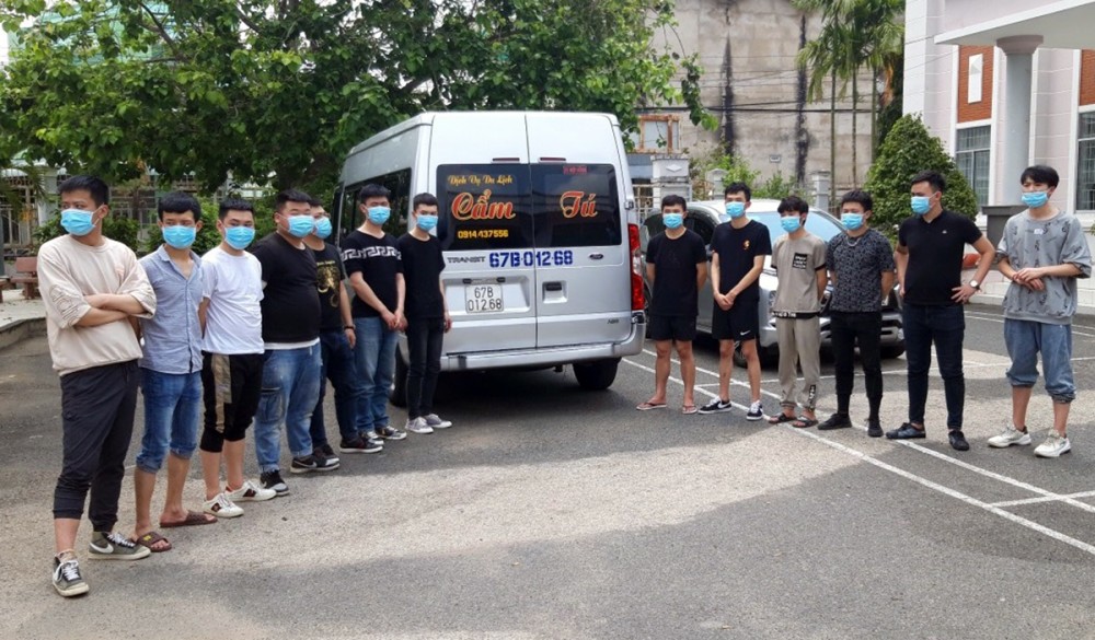 (03.11) 13 đối tượng người Trung Quốc bị bắt giữ khi đang cố gắng nhập cảnh trái phép ngày 7.3. (Nguồn: VnExpress) (03.11) 13 đối tượng người Trung Quốc bị bắt giữ khi đang cố gắng nhập cảnh trái phép ngày 7.3. (Nguồn: VnExpress)