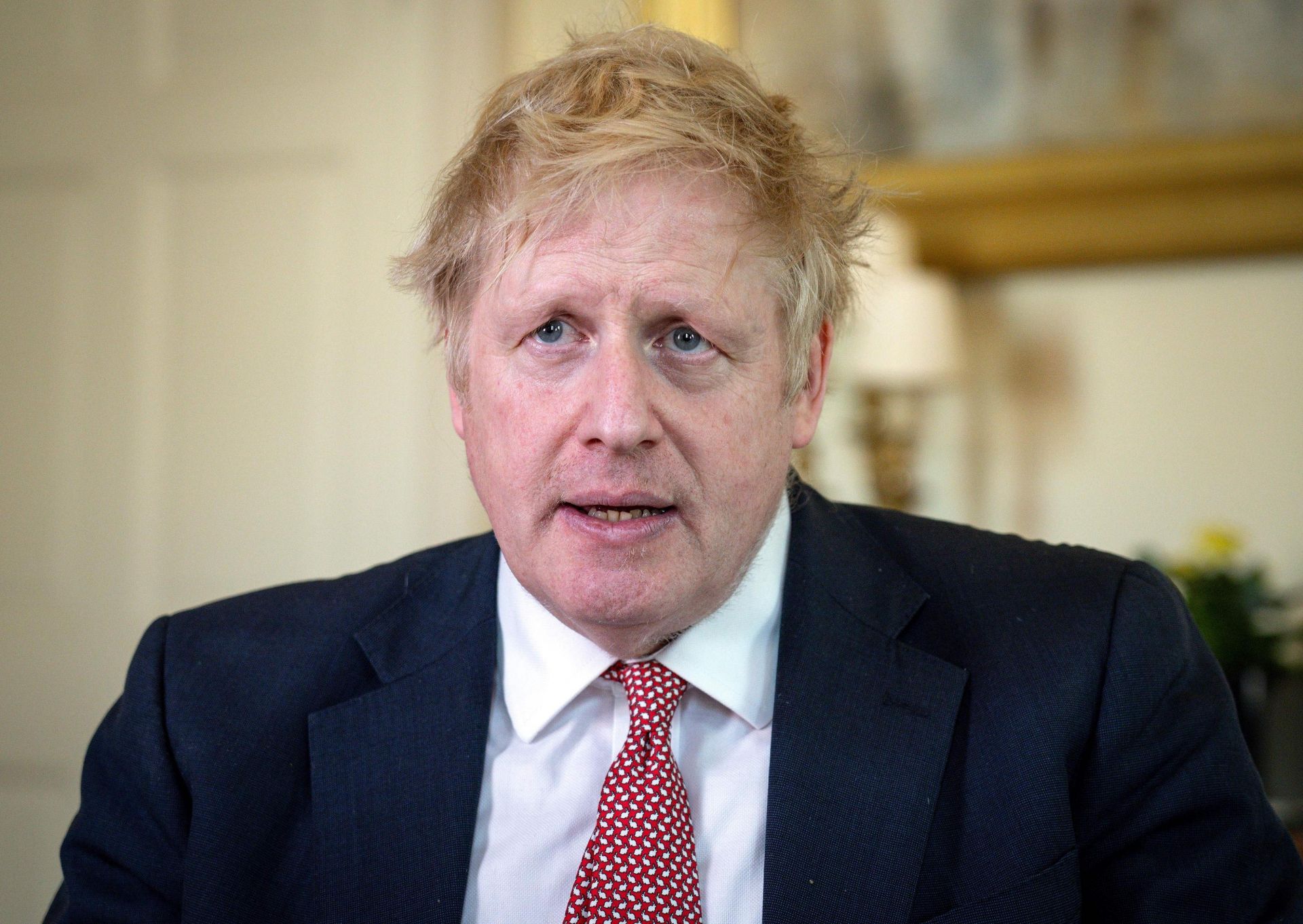 (4.22) Thủ tướng Anh Boris Johnson phát biểu sau khi rời Bệnh viện St. Thomas ngày 12/4. (Nguồn: Reuters) 3715-16-1418-baichinh-lanhdaocovid-19-2