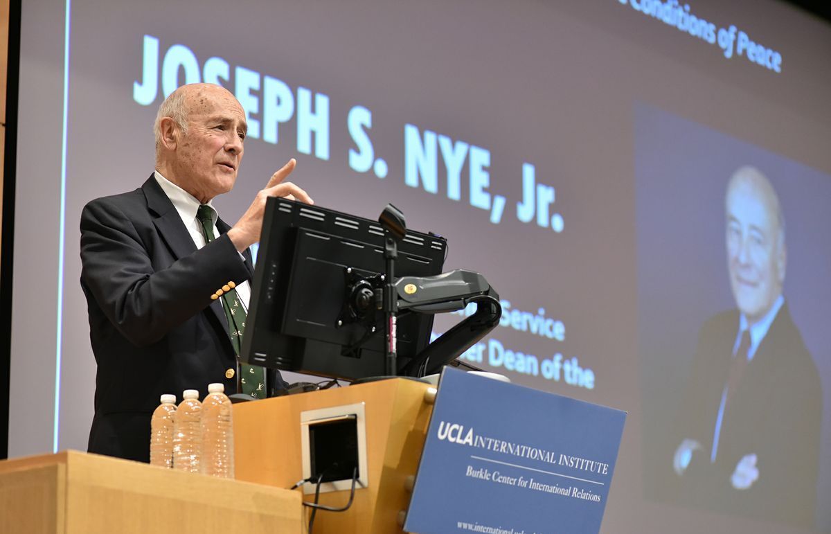 Học giả Joseph Nye Jr.: Covid-19 thách thức sự lãnh đạo của Mỹ