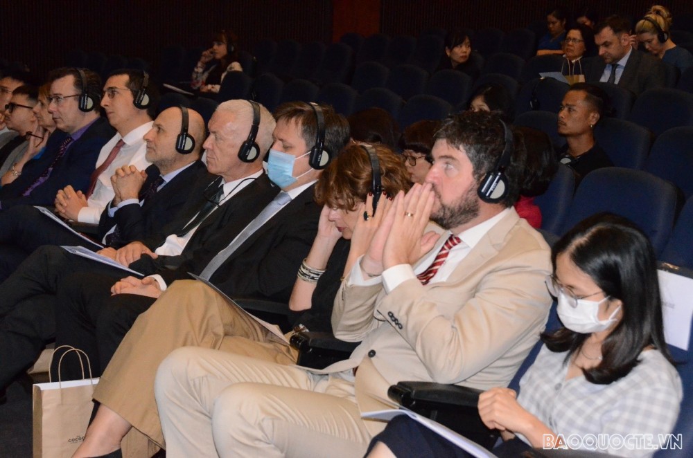 (04.28) Đại sứ một số nước đánh giá cao ý tưởng nghệ thuật này. (Ảnh: Huy Sơn)