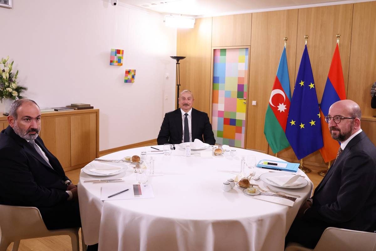 (04.06) Tổng thống Azerbaijan Ilham Aliyev, Thủ tướng Armenia Nikol Pashinyan và Chủ tịch Hội đồng châu Âu (EC) Charles Michel trong cuộc gặp tại Brussels, Bỉ ngày 14/12/2021. (Nguồn: Phủ Tổng thống Azerbaijan) (04.06) Tổng thống Azerbaijan Ilham Aliyev, Thủ tướng Armenia Nikol Pashinyan và Chủ tịch Hội đồng châu Âu (EC) Charles Michel trong cuộc gặp tại Brussels, Bỉ ngày 14/12/2021. (Nguồn: Phủ Tổng thống Azerbaijan)