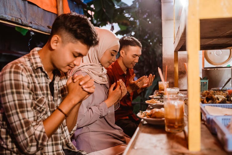 (04.08) Các tín đồ Hồi giáo tạ ơn thánh Allah trước khi dùng bữa trong tháng Ramadan. (Nguồn: Shutterstock) (04.08) Các tín đồ Hồi giáo tạ ơn thánh Allah trước khi dùng bữa trong tháng Ramadan. (Nguồn: Shutterstock)