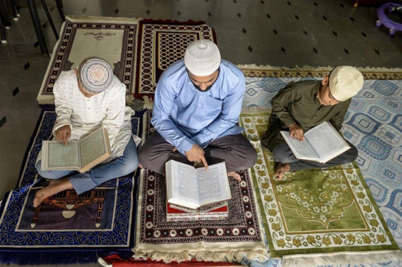 (04.08) Một gia đình người Hồi giáo cầu nguyện với Kinh Qu'ran trong tháng lễ Ramadan. (Nguồn: AFP) (04.08) Một gia đình người Hồi giáo cầu nguyện với Kinh Qu'ran trong tháng lễ Ramadan. (Nguồn: AFP)