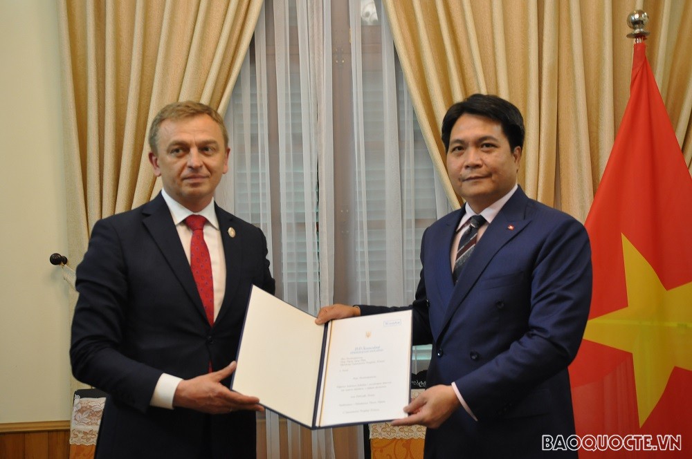 (04.14) Đại sứ Ukraine tại Việt Nam Gaman Oleksandr trao bản sao Thư ủy nhiệm cho Cục trưởng Cục Lễ tân Nhà nước Nguyễn Việt Dũng. (Ảnh: Minh Quân)