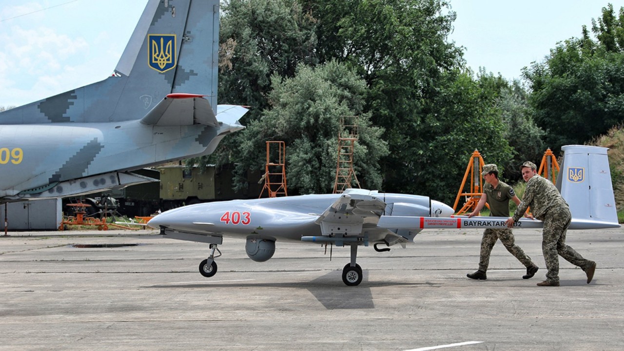 (04.18) Nga cho biết đã tiêu diệt gần 500 UAV kể từ khi xung đột Nga-Ukraine bùng phát - Ảnh: UAV Bayrakhtar TB-2 đã nhiều lần xuất hiện trên thực địa xung đột Nga-Ukraine. (Nguồn: Getty Images) (04.18) Nga cho biết đã tiêu diệt gần 500 UAV kể từ khi xung đột Nga-Ukraine bùng phát - Ảnh: UAV Bayrakhtar TB-2 đã nhiều lần xuất hiện trên thực địa xung đột Nga-Ukraine. (Nguồn: Getty Images)