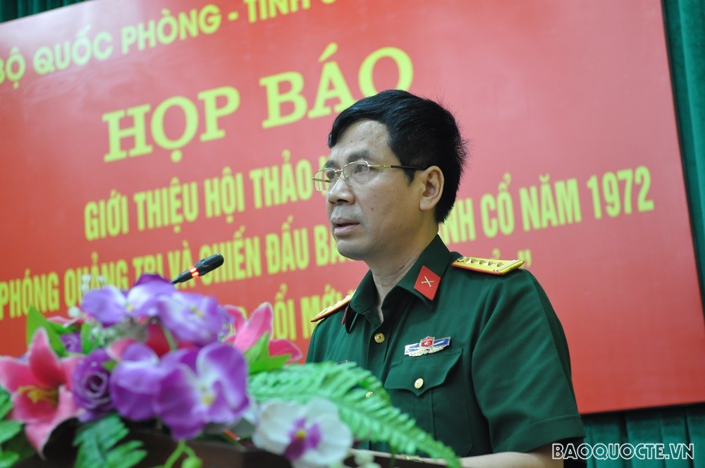 (04.19) Đại tá, Phó Giáo sư, Tiến sỹ Dương Hồng Anh thông báo về Hội thảo khoa học. (Ảnh: Minh Quân) (04.19) Đại tá, Phó Giáo sư, Tiến sỹ Dương Hồng Anh thông báo về Hội thảo khoa học. (Ảnh: Minh Quân)